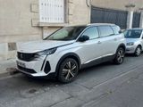 un SUV blanc garé sur le bord de la rue