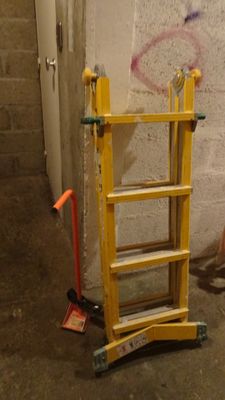 une échelle appuyée contre un mur dans un sous-sol
