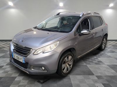la voiture argentée est garée dans le garage sur un sol en damier