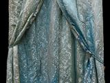 une photo d'une robe bleue et blanche accrochée à un mur