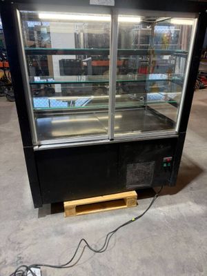 une photo d'une vitrine réfrigérée dans un entrepôt