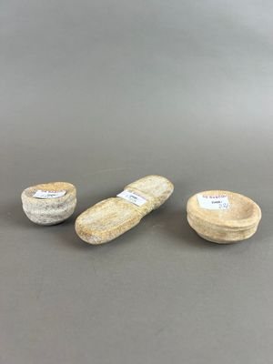 trois petits bols en bois, sur lesquels sont apposées des étiquettes, posés sur une table