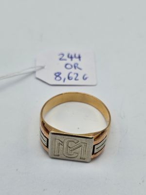 gros plan d'une bague sur une table avec une étiquette de prix