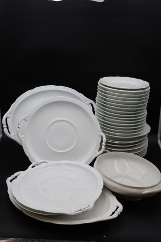 Lot de porcelaine blanche principalement Pouyat : assiettes, plat...