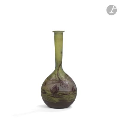 un vase vert orné d'un motif sur fond blanc