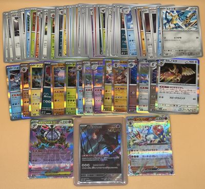 plusieurs types de cartes pokemon sur la table