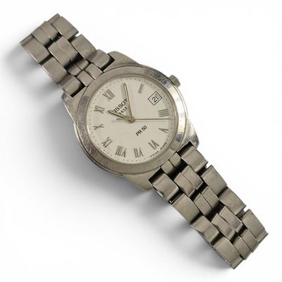 une montre en argent avec des chiffres romains sur le bracelet