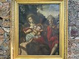 une peinture sur le mur d'un immeuble représentant une femme tenant un enfant dans ses bras
