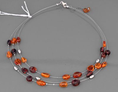 Collier à 3 rangs en argent et ambre.