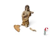 une statue représentant un homme tenant un morceau de bois