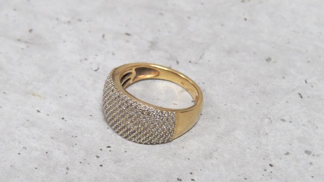 Bague en or jaune 750 millièmes, le centre de forme bombée, orné ...