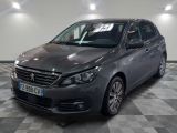 la voiture grise est garée sur un sol en damier dans le garage