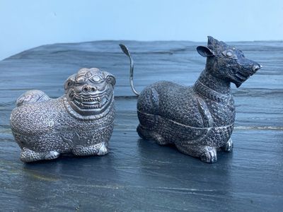 deux figurines d'animaux posées sur une table