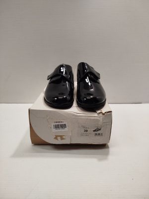 Chaussures en cuir noir, neuves dans leur boîte, taille 7