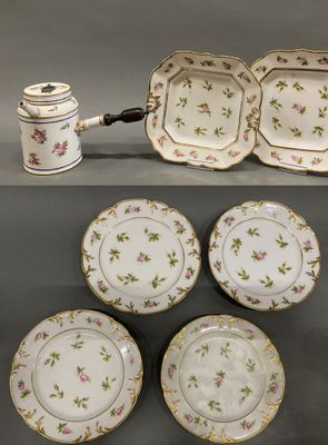 quatre assiettes en porcelaine, ainsi qu'une tasse et une soucoupe