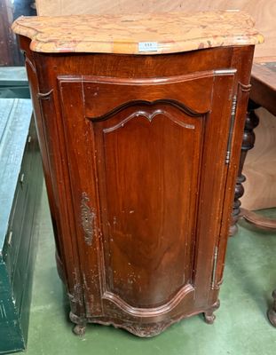 Confiturier en noyer, dessus en marbre brèche.