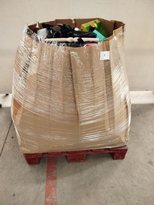 un grand sac poubelle posé sur une palette