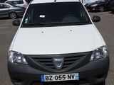 une camionnette blanche garée dans un parking