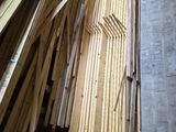 de nombreuses pièces de bois empilées les unes sur les autres