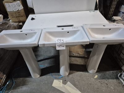 Lot de 3 lavabos avec pieds , marque Ideal Standard , Dimens…