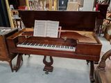 un piano posé au milieu d'une pièce