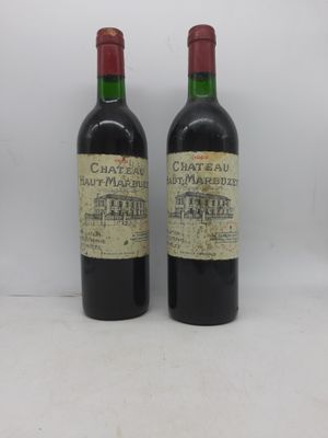 deux bouteilles de vin rouge posées l'une à côté de l'autre sur une table