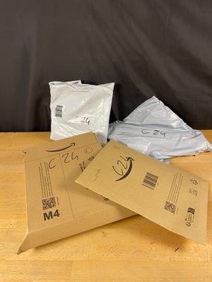 trois sacs de nourriture posés sur une table l'un à côté de l'autre