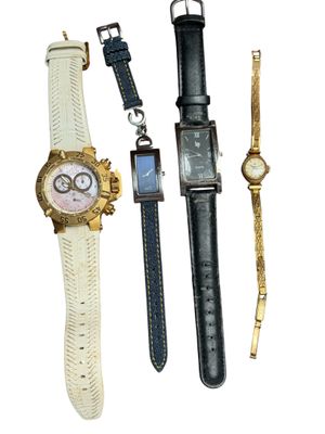 Trois montres différentes sont représentées sur un fond blanc, accompagnées d'une montre en or.
