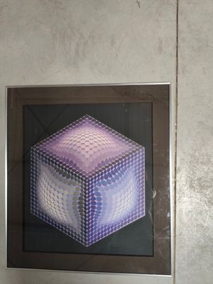 une photo d'une photo d'un cube accroché au mur