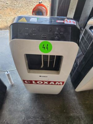 une machine sur laquelle est apposé un autocollant vert