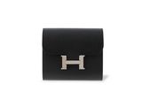 un portefeuille en cuir noir orné d'un logo « h » argenté sur le devant