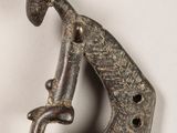 une sculpture métallique représentant une girafe portant un oiseau sur son dos