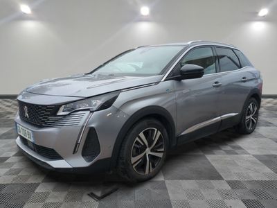 un SUV argenté garé dans une pièce au sol en damier