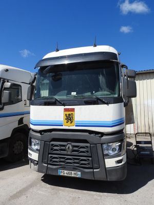 deux camions garés l'un à côté de l'autre dans un parking