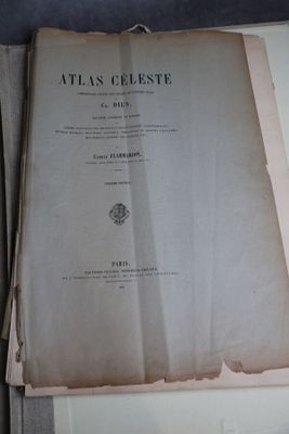 un livre ouvert posé sur une table