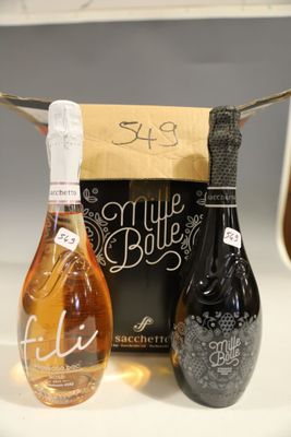 deux bouteilles de vin posées l'une à côté de l'autre sur un comptoir