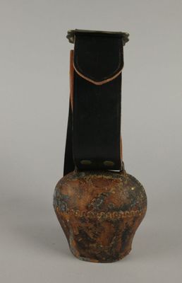un vase marron orné d'une bande noire