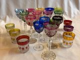de nombreux verres de différentes couleurs posés sur une table
