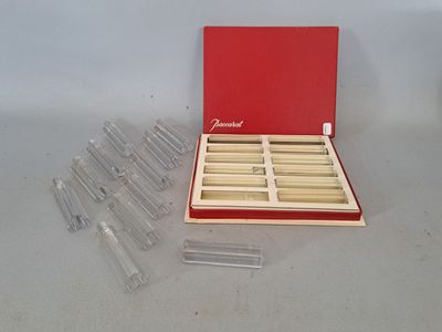 une boîte rouge contenant un ensemble de tubes en verre