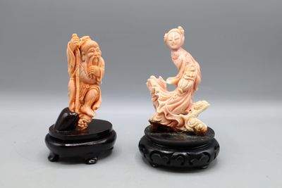 paire de figurines chinoises en ivoire sculpté représentant une femme et un enfant