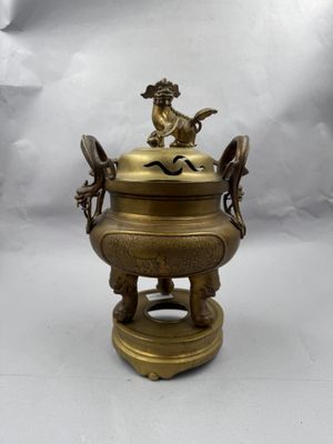 une image représentant un brûle-parfum en laiton surmonté d'un oiseau