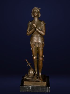 une statue en bronze représentant une femme tenant une épée et un bouclier