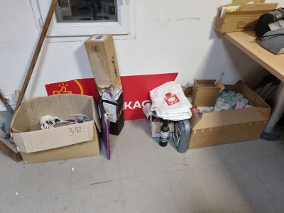 de nombreux cartons remplis d'affaires posés par terre dans une pièce