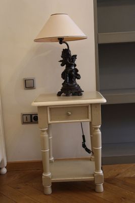 une petite table sur laquelle est posée une lampe