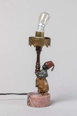 une lampe posée sur une table