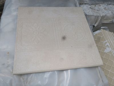 une feuille de papier posée sur une table