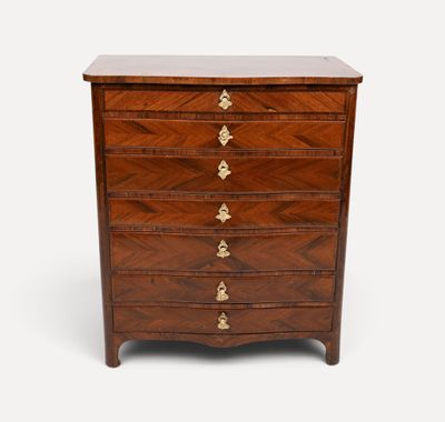 une commode en noyer avec des poignées en laiton