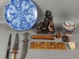 plusieurs objets, dont une assiette bleue et blanche, un couteau et d'autres objets