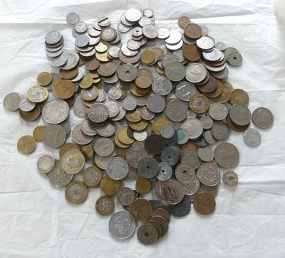 un tas de pièces de monnaie posées sur une table recouverte d'une nappe blanche