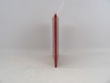 un stylo rouge posé sur une table blanche